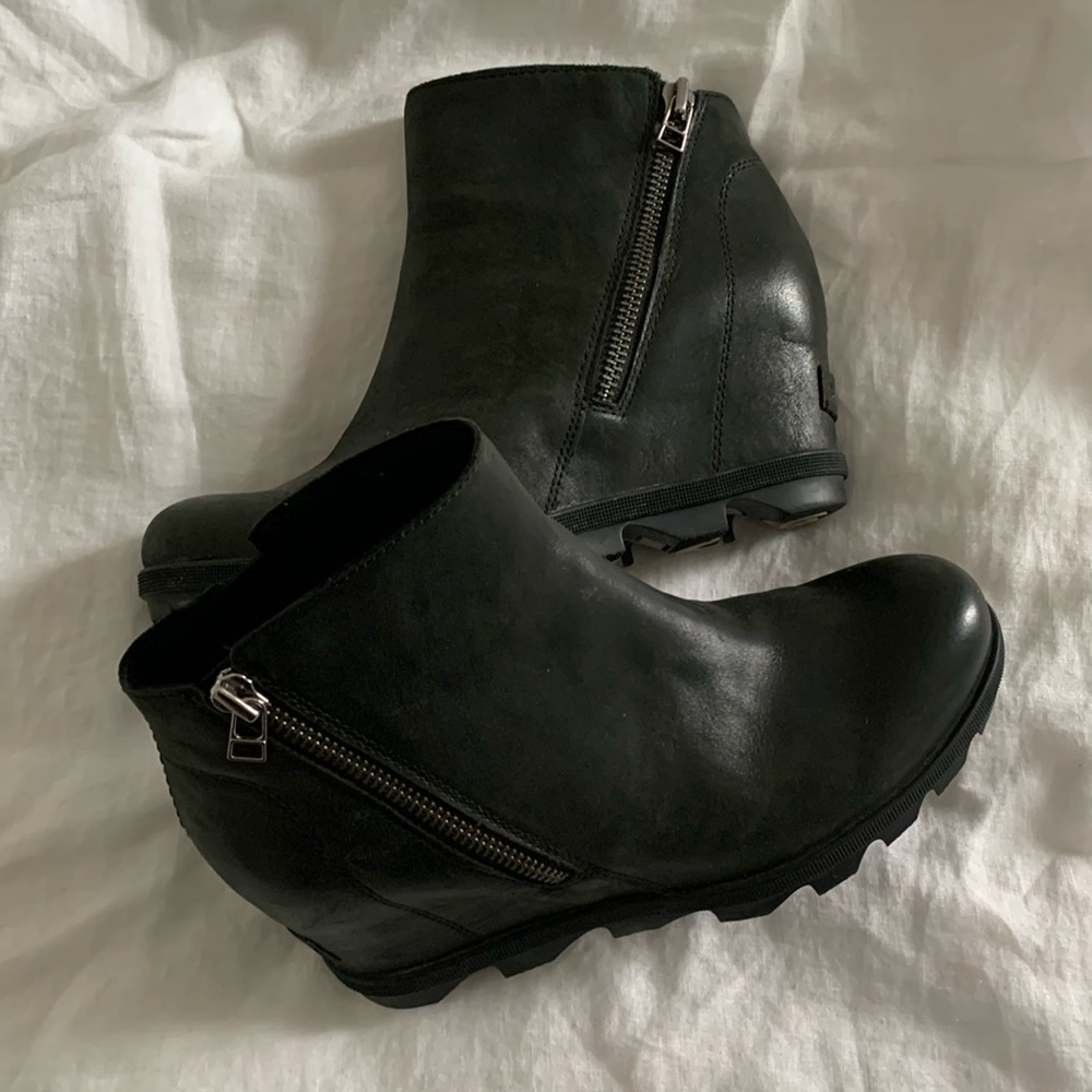 Sorel Women's Joan of Arctic Wedge III‎ Zip Boot Leather Wedge Boots 9.5